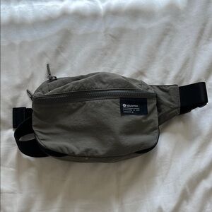 Lululemon Clean Lines Grey Sage Belt